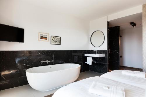 Ванна кімната в Maris Apartments