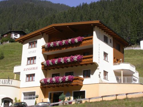 un edificio con flores en los balcones en Apart Zangerle, en Kappl