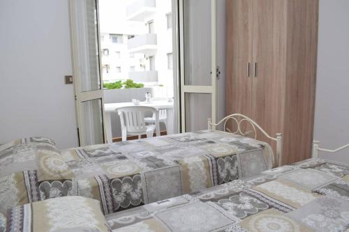 una camera con due letti e una grande finestra di Appartamento Idra a Rivabella