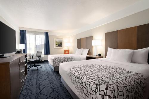 Letto o letti in una camera di La Quinta Inn and Suites by Wyndham at WaTiki Waterpark