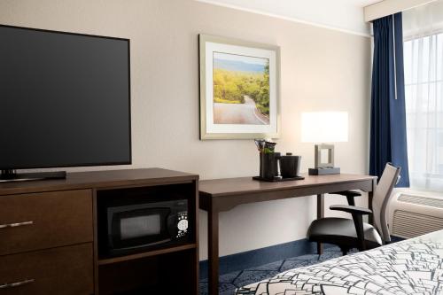 Letto o letti in una camera di La Quinta Inn and Suites by Wyndham at WaTiki Waterpark