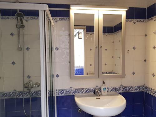 ein Badezimmer mit Waschbecken und Dusche in der Unterkunft Bungalows Bahamas beside the park and 300m to the beach in Puerto Rico de Gran Canaria