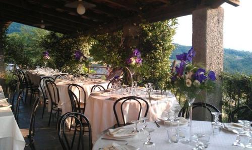 a group of tables with glasses and flowers on them at Agriturismo Le Piagge in Ponzone