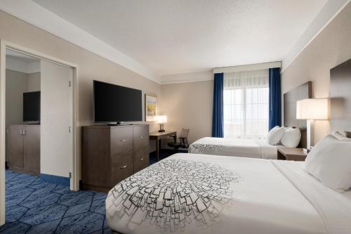 Letto o letti in una camera di La Quinta Inn and Suites by Wyndham at WaTiki Waterpark
