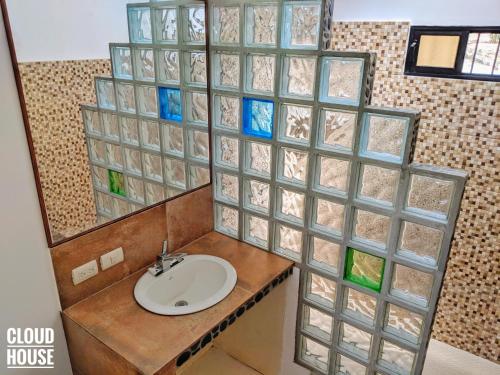 Un baño de Alpha House