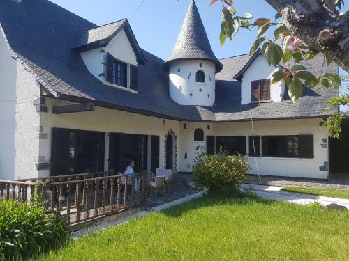 a large white house with a turret at Cargal leiria in Leiria
