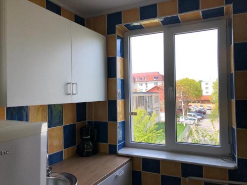 eine Küche mit einem Fenster und einer Arbeitsplatte in der Unterkunft Apartament Marian Mangalia in Mangalia
