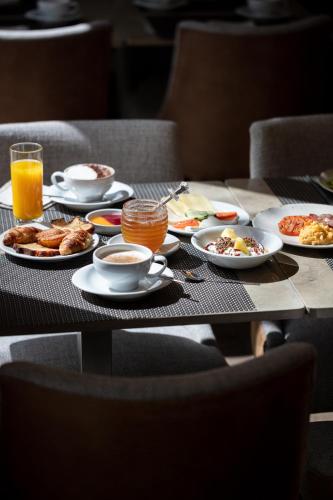 Comida en o cerca de este hotel