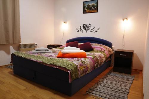 A bed or beds in a room at Apartman Baron