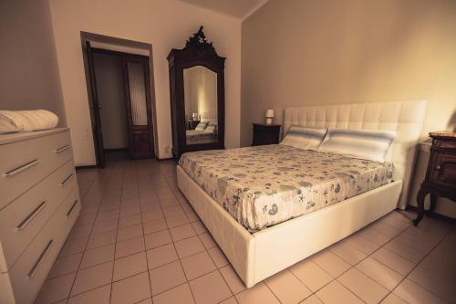 - une chambre avec un lit, une commode et un miroir dans l'établissement Five Lands, à La Spezia