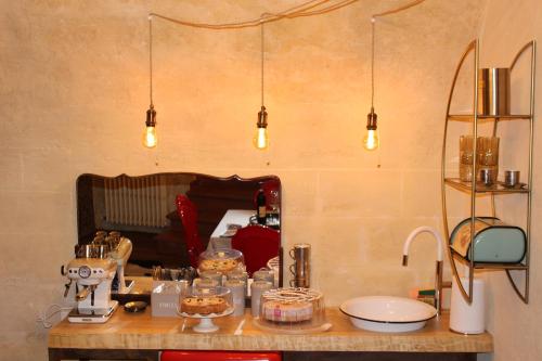 een keuken met een aanrecht met wat eten erop bij Casa Linda in Matera