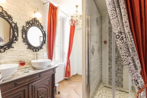 bagno con 2 lavandini e doccia di DDay Aviators Le Manoir ad Arromanches-les-Bains