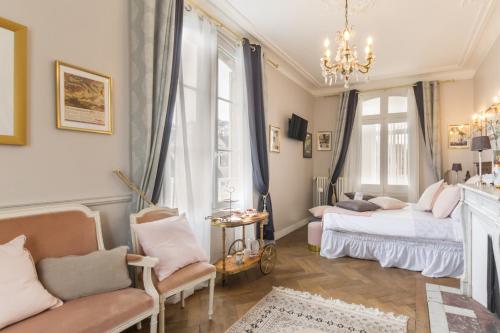 un soggiorno con 2 letti e un divano di DDay Aviators Le Manoir ad Arromanches-les-Bains