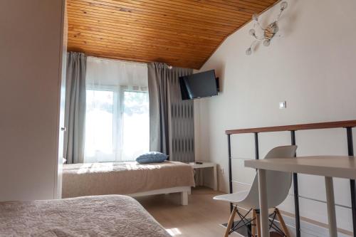 um quarto com 2 camas e uma janela em Apartman Zagreb Maksimir em Zagreb