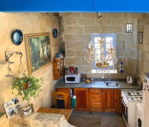 cocina con fregadero y lámpara de araña en 6 en Birgu