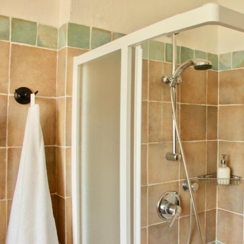 a shower with a white towel in a bathroom at Locanda del Sale Affittacamere in Genoa