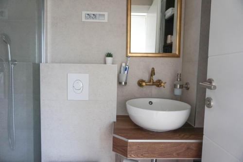 uma casa de banho com um lavatório branco e um chuveiro em Apartman Zagreb Maksimir em Zagreb
