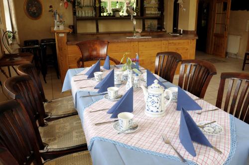 - une table dans un restaurant avec des serviettes bleues dans l'établissement Eschenhof, à Syke