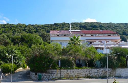 a building on the side of a road with trees at B&B Garni Stefi! in Supetarska Draga