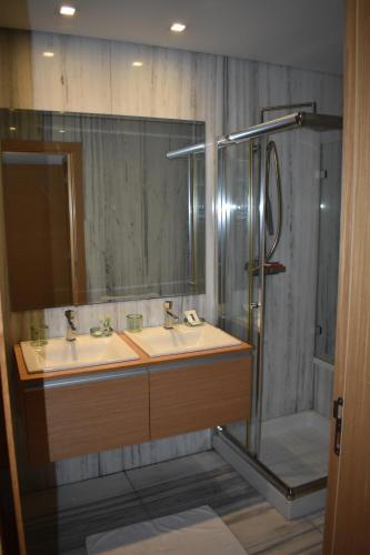 a bathroom with two sinks and a shower at Quarportugal in São Martinho do Porto