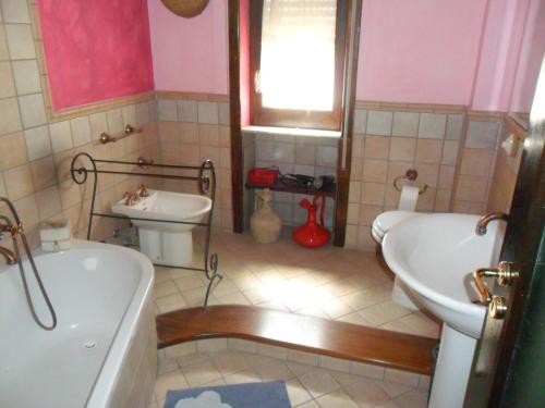 e bagno con vasca, servizi igienici e lavandino. di B&B PinkHouse a Milazzo