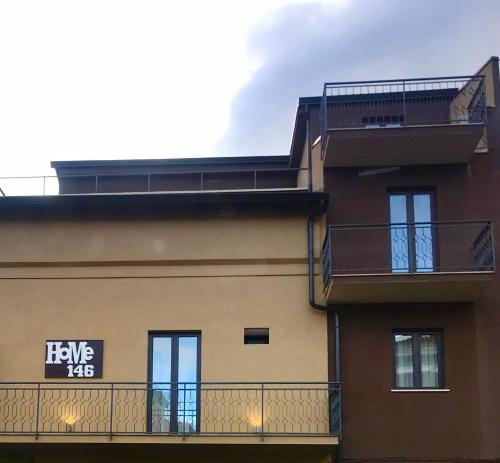 un edificio con un cartello sul lato di Home 146 a Lamezia Terme