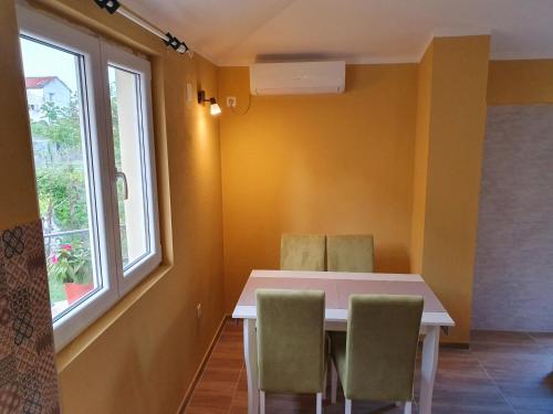Fotografie z fotogalerie ubytování Apartments Kingfisher v destinaci Virpazar