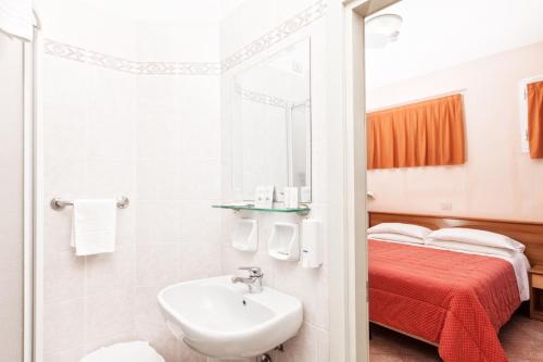 Koupelna v ubytování Hotel Ambasciatori