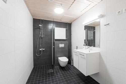 Kylpyhuone majoituspaikassa Forenom Serviced Apartments Vantaa Neilikkatie