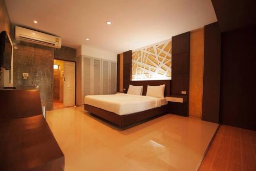 um quarto com uma cama num quarto em Intara Resort em Udon Thani