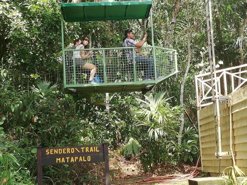 a group of people riding in a cage at a zoo at Casa completa en Gamboa, Canal de Panamá in Gamboa