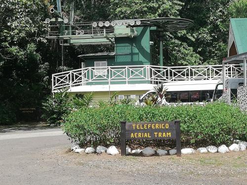 a sign in front of a resort with a building at Casa completa en Gamboa, Canal de Panamá in Gamboa