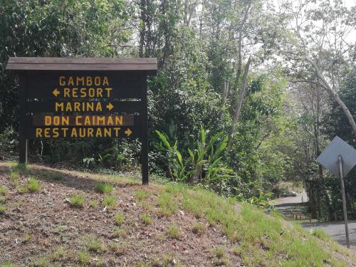 a sign for the entrance to a park at Casa completa en Gamboa, Canal de Panamá in Gamboa