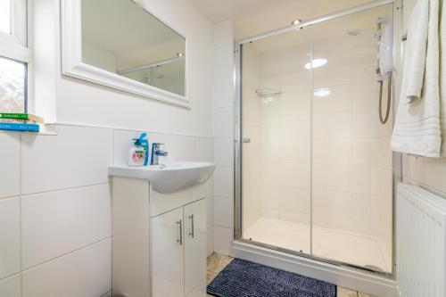 y baño con ducha y lavamanos. en PLATFORM Fishing Quarter Apartment 1 en Hull