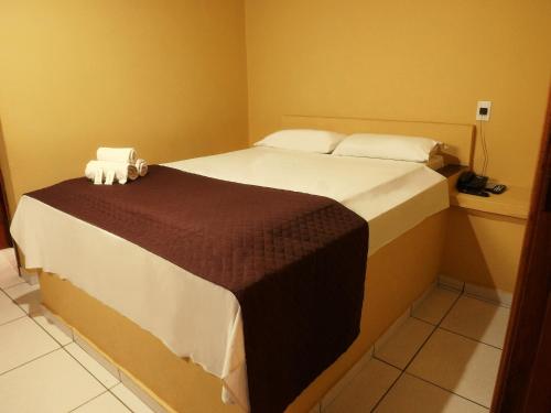 מיטה או מיטות בחדר ב-Londres Royal Hotel - Cama de alvenaria