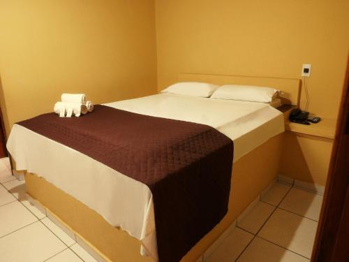 Postel nebo postele na pokoji v ubytování Londres Royal Hotel - Cama de alvenaria