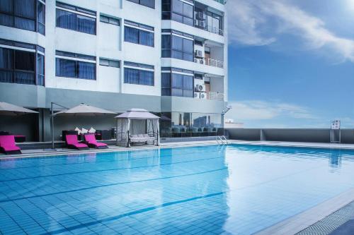 una piscina frente a un edificio en #PERFECT# Location BUKIT BINTANG Apartment, en Kuala Lumpur