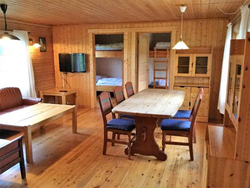 jadalnia z drewnianym stołem i krzesłami w obiekcie Harran Camping w mieście Grong