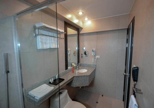 A bathroom at qp Hotels Trujillo