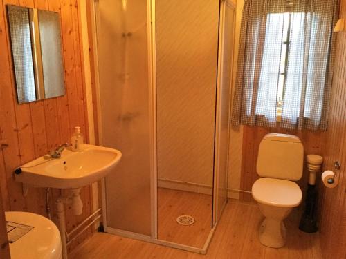 un bagno con doccia, WC e lavandino di Harran Camping a Grong