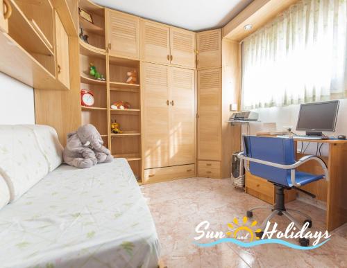 1 dormitorio con 1 cama y escritorio con ordenador en Villa Nati R173, en Calafell