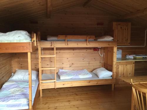 due letti a castello in una cabina di legno di Harran Camping a Grong