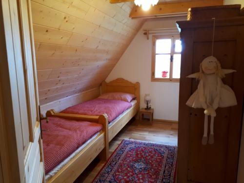 a bedroom with a twin bed in a cabin at Chalupa Pomněnka in Komorní Lhotka