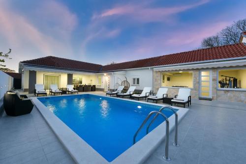 Villa Mare - with HEATED POOL