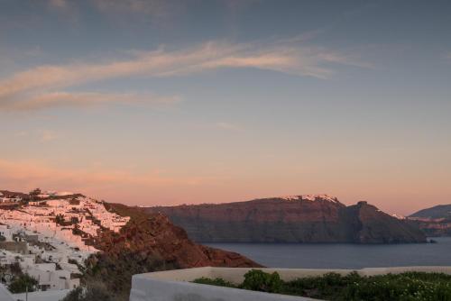 a view of the amalfi coast at sunset at Elitoz Suites in Oia