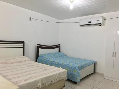een kamer met 2 bedden in een kamer bij Flat Shopping Amarração N - 129 in Luis Correia