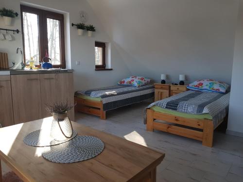 En eller flere senge i et værelse på Chata Pod Strzechą
