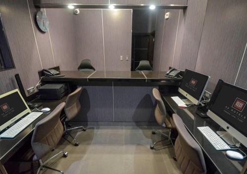 an office with desks and chairs with computers on them at qp Hotels Trujillo in Trujillo