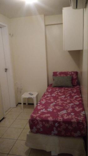 - une petite chambre avec un lit et une table dans l'établissement Apto-beiramar-completo-3 qt- até 9 pes-TV-WiFi-gar, à Fortaleza