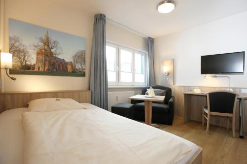 Säng eller sängar i ett rum på Hotel Kirchspiels Gasthaus